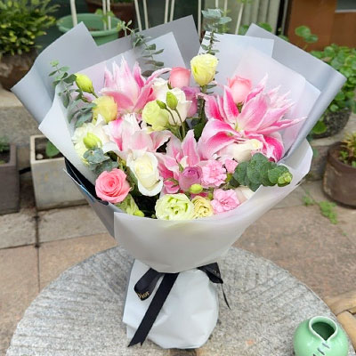 金华9朵玫瑰混搭百合,爱恋纯真无邪
